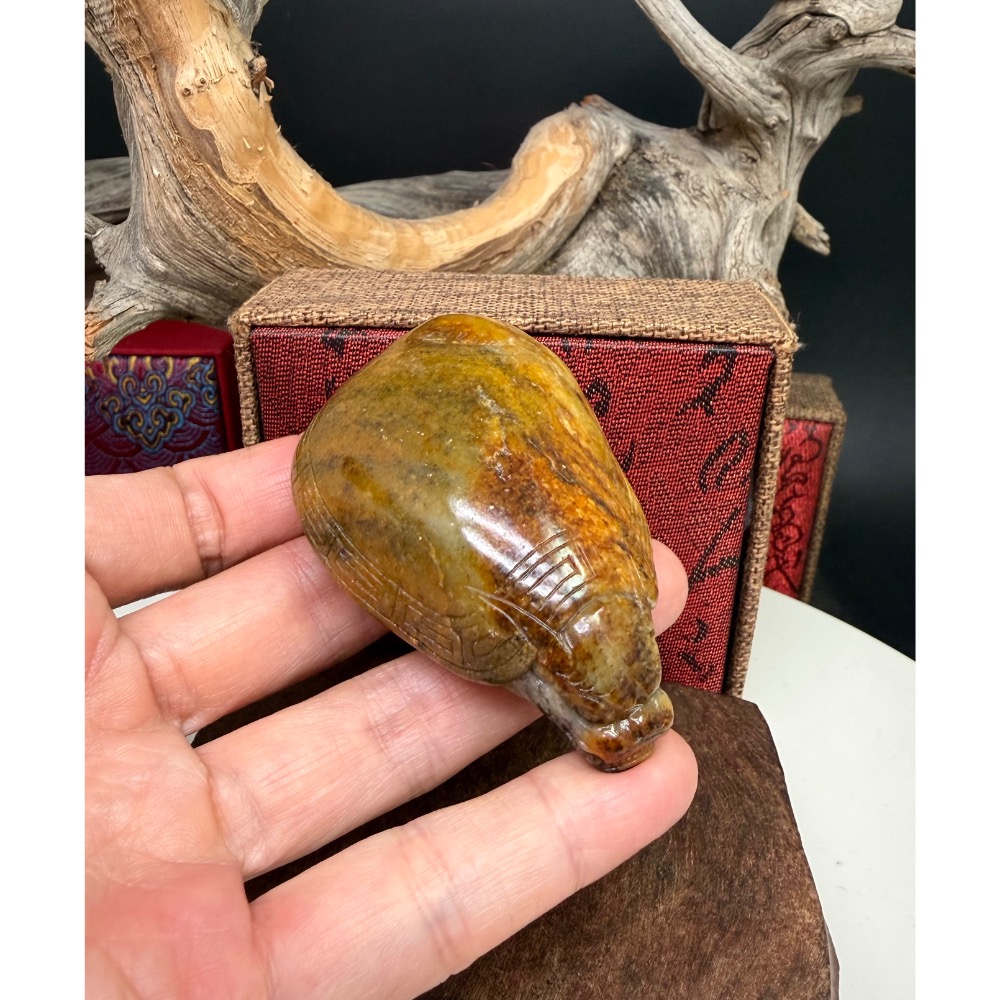 《寶瑠璃玉石水晶》保真天然和田玉黃沁青花籽料，手工雕刻「榮華富貴」吉祥龍龜擺件、手把件(附檢驗證書)-細節圖4