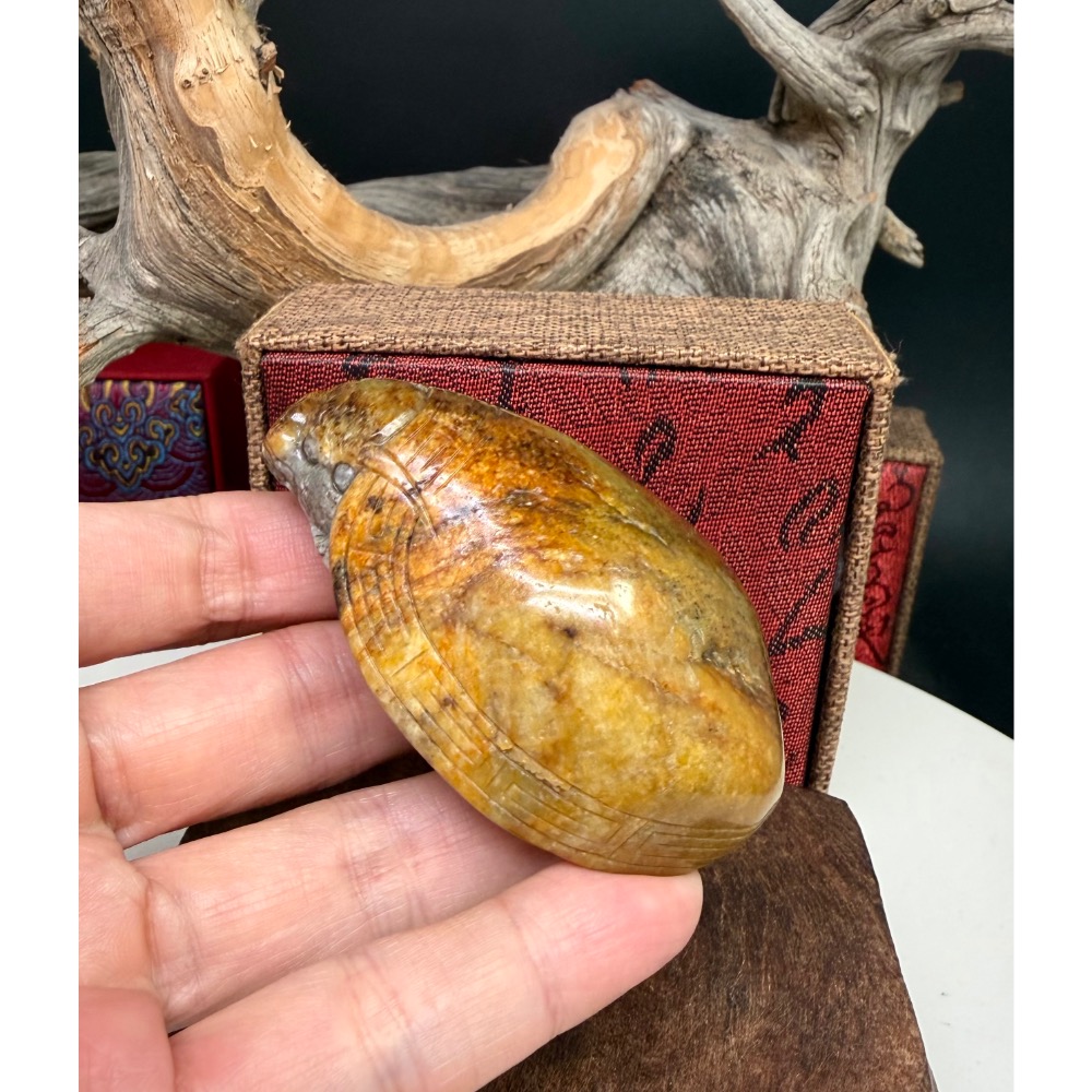 《寶瑠璃玉石水晶》保真天然和田玉黃沁青花籽料，手工雕刻「榮華富貴」吉祥龍龜擺件、手把件(附檢驗證書)-細節圖5