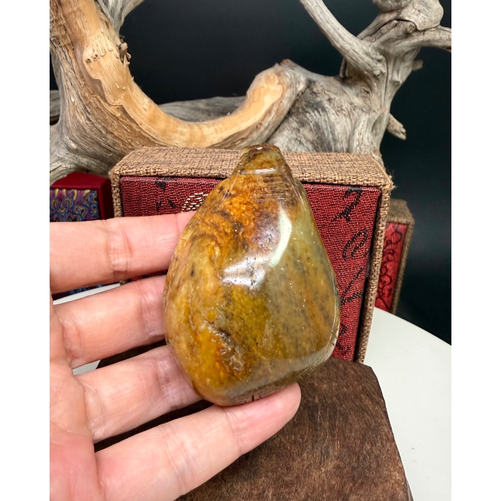 《寶瑠璃玉石水晶》保真天然和田玉黃沁青花籽料，手工雕刻「榮華富貴」吉祥龍龜擺件、手把件(附檢驗證書)-細節圖6