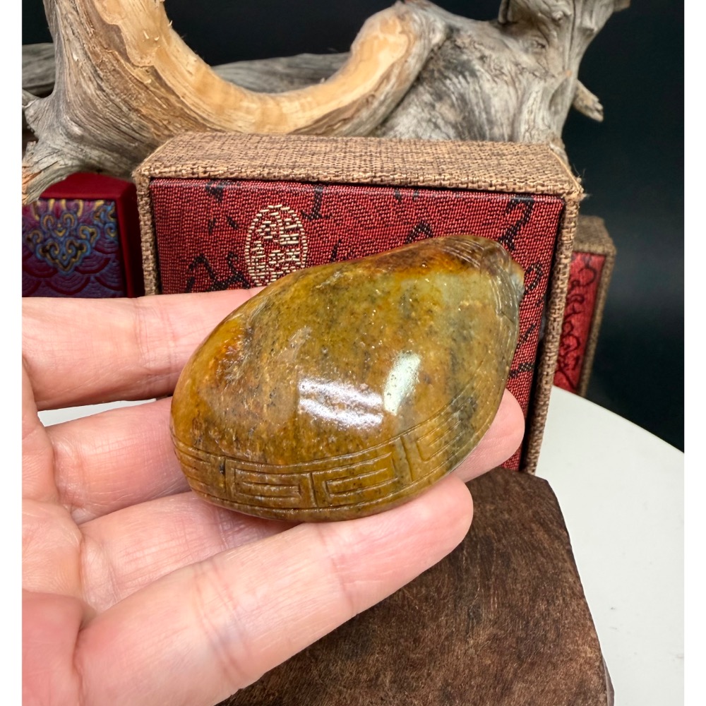 《寶瑠璃玉石水晶》保真天然和田玉黃沁青花籽料，手工雕刻「榮華富貴」吉祥龍龜擺件、手把件(附檢驗證書)-細節圖7