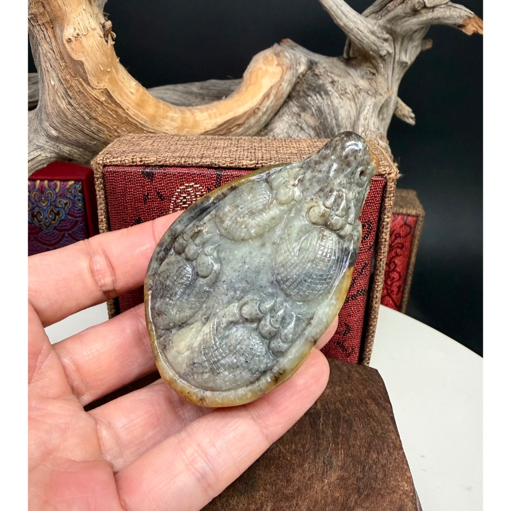 《寶瑠璃玉石水晶》保真天然和田玉黃沁青花籽料，手工雕刻「榮華富貴」吉祥龍龜擺件、手把件(附檢驗證書)-細節圖8