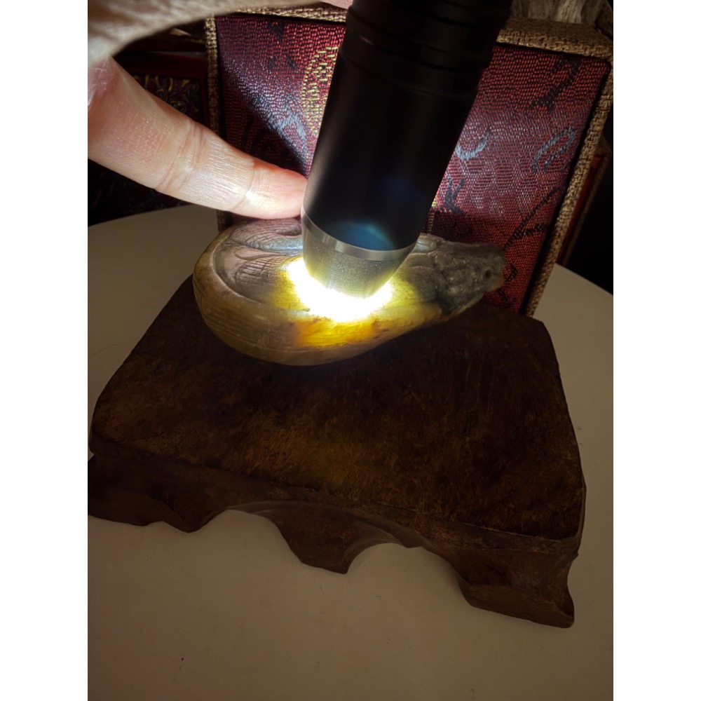 《寶瑠璃玉石水晶》保真天然和田玉黃沁青花籽料，手工雕刻「榮華富貴」吉祥龍龜擺件、手把件(附檢驗證書)-細節圖9