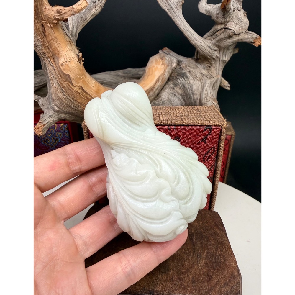 《寶瑠璃玉石水晶》保真天然和田白玉，手工立體雕刻「得遇百財」玉白菜擺件、手把件(附檢驗證書)-細節圖2