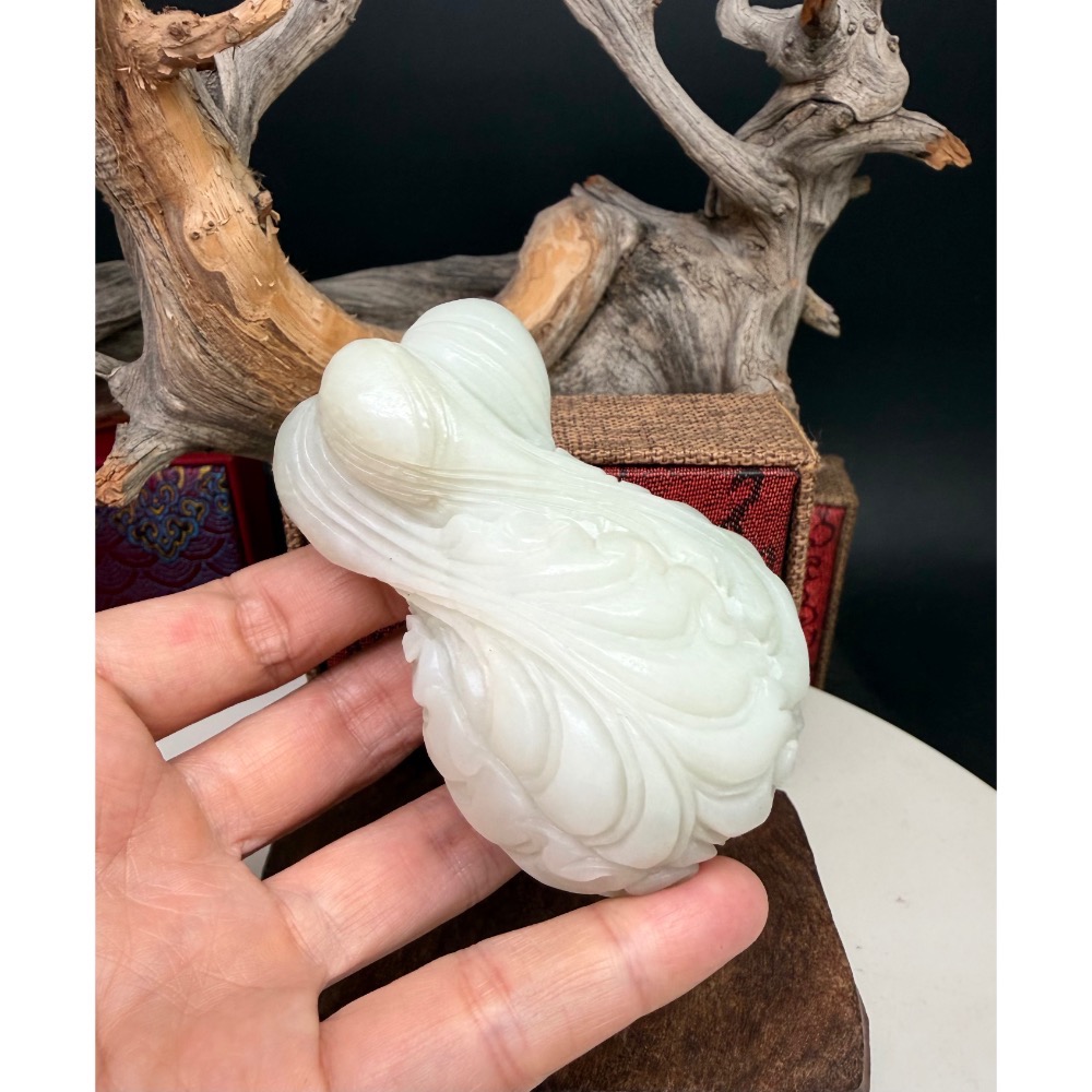 《寶瑠璃玉石水晶》保真天然和田白玉，手工立體雕刻「得遇百財」玉白菜擺件、手把件(附檢驗證書)-細節圖3