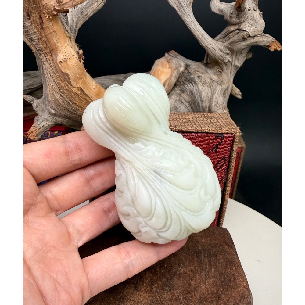 《寶瑠璃玉石水晶》保真天然和田白玉，手工立體雕刻「得遇百財」玉白菜擺件、手把件(附檢驗證書)-細節圖7