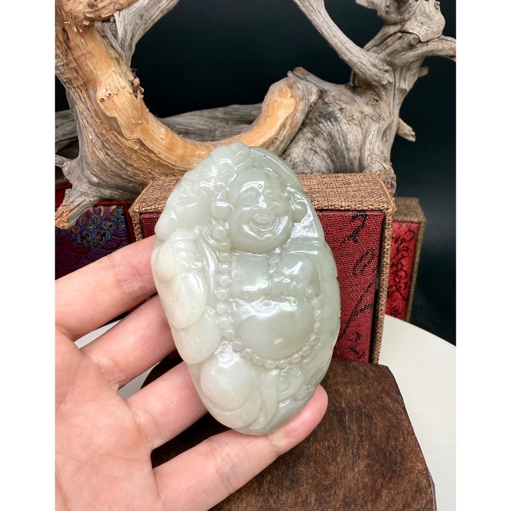 《寶瑠璃玉石水晶》保真天然和田玉煙紫料，手工雕刻「財福圓滿」歡喜彌勒擺件、手把件(附檢驗證書及梅花底座)-細節圖2