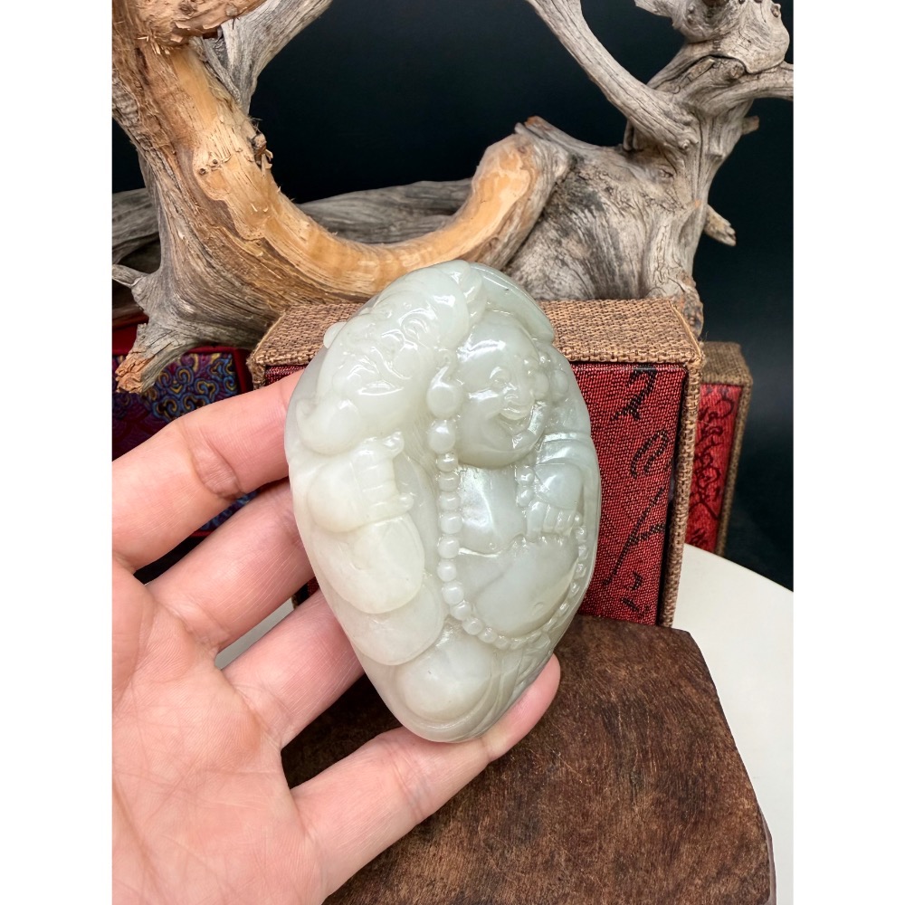 《寶瑠璃玉石水晶》保真天然和田玉煙紫料，手工雕刻「財福圓滿」歡喜彌勒擺件、手把件(附檢驗證書及梅花底座)-細節圖3
