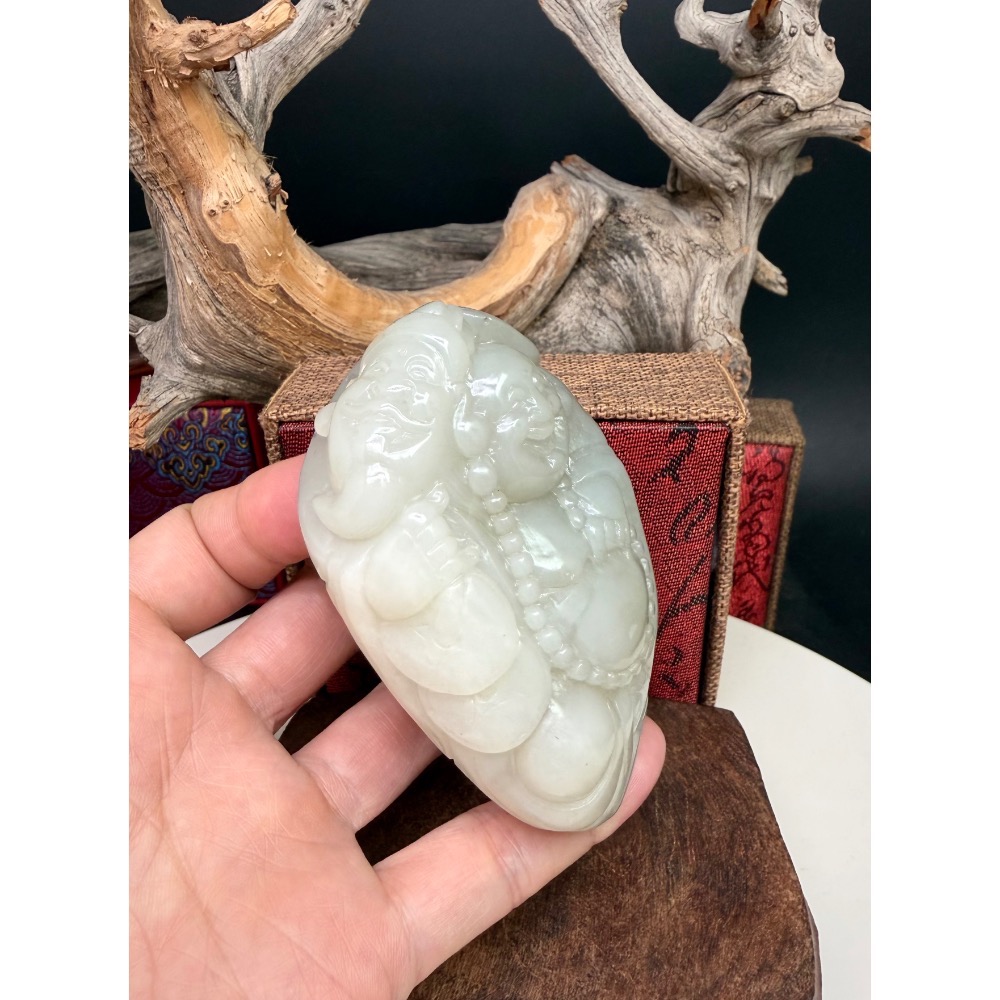 《寶瑠璃玉石水晶》保真天然和田玉煙紫料，手工雕刻「財福圓滿」歡喜彌勒擺件、手把件(附檢驗證書及梅花底座)-細節圖4