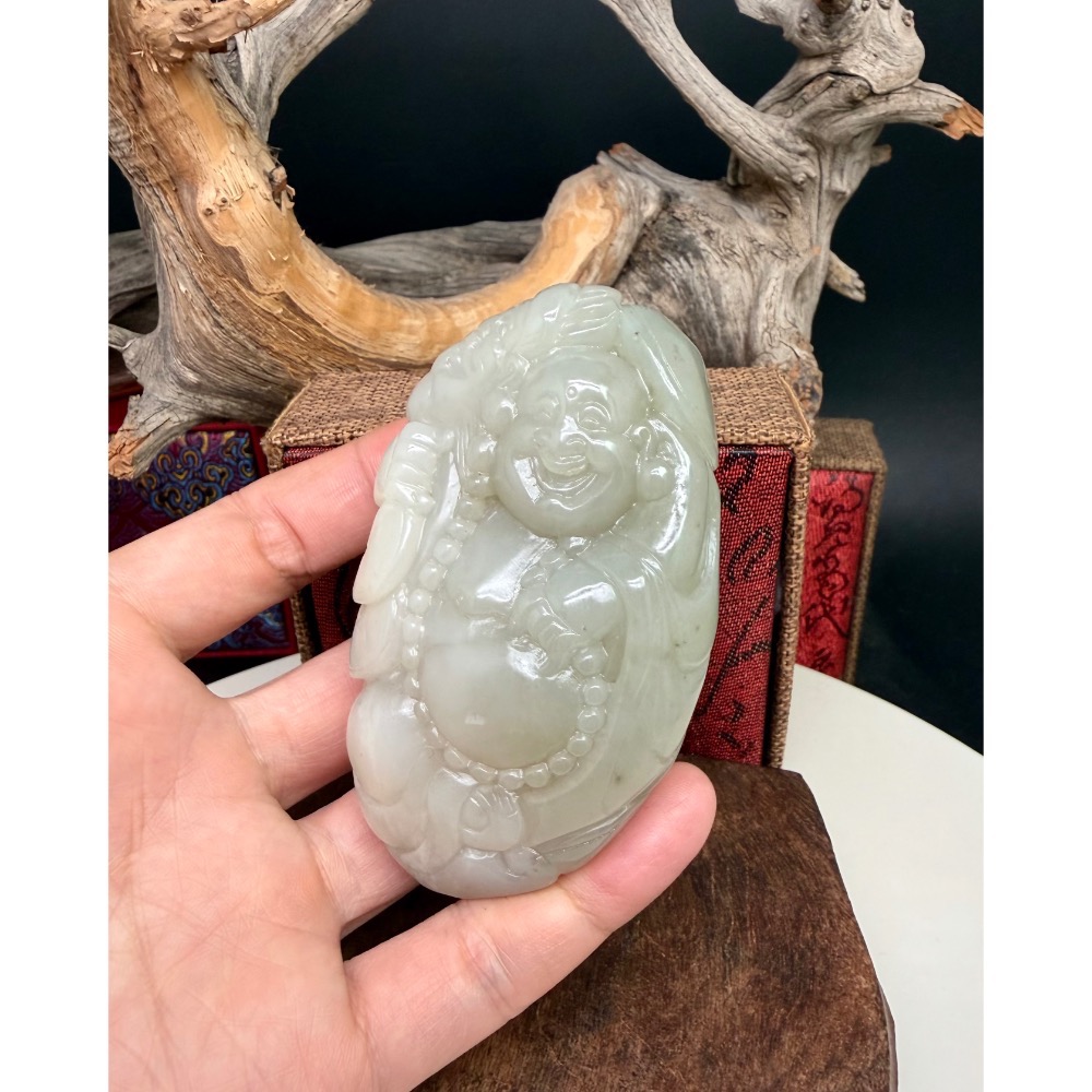 《寶瑠璃玉石水晶》保真天然和田玉煙紫料，手工雕刻「財福圓滿」歡喜彌勒擺件、手把件(附檢驗證書及梅花底座)-細節圖5