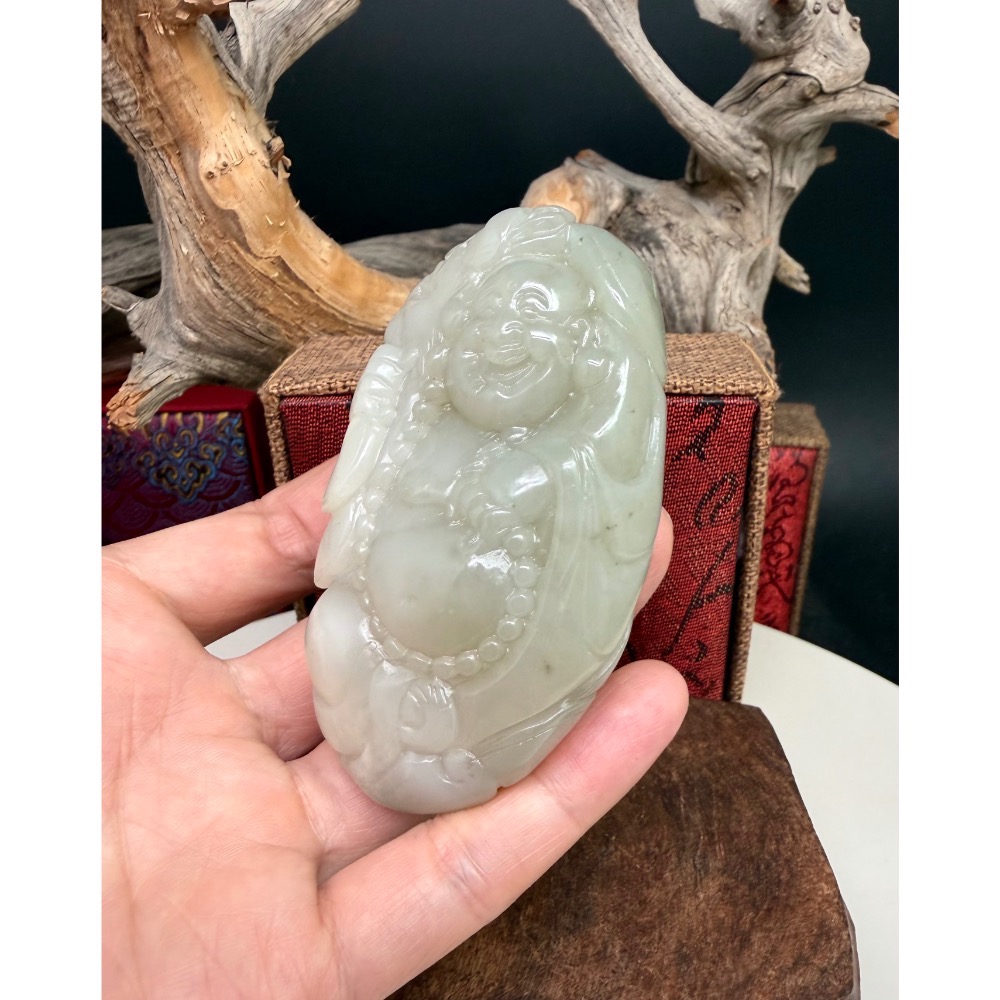 《寶瑠璃玉石水晶》保真天然和田玉煙紫料，手工雕刻「財福圓滿」歡喜彌勒擺件、手把件(附檢驗證書及梅花底座)-細節圖6