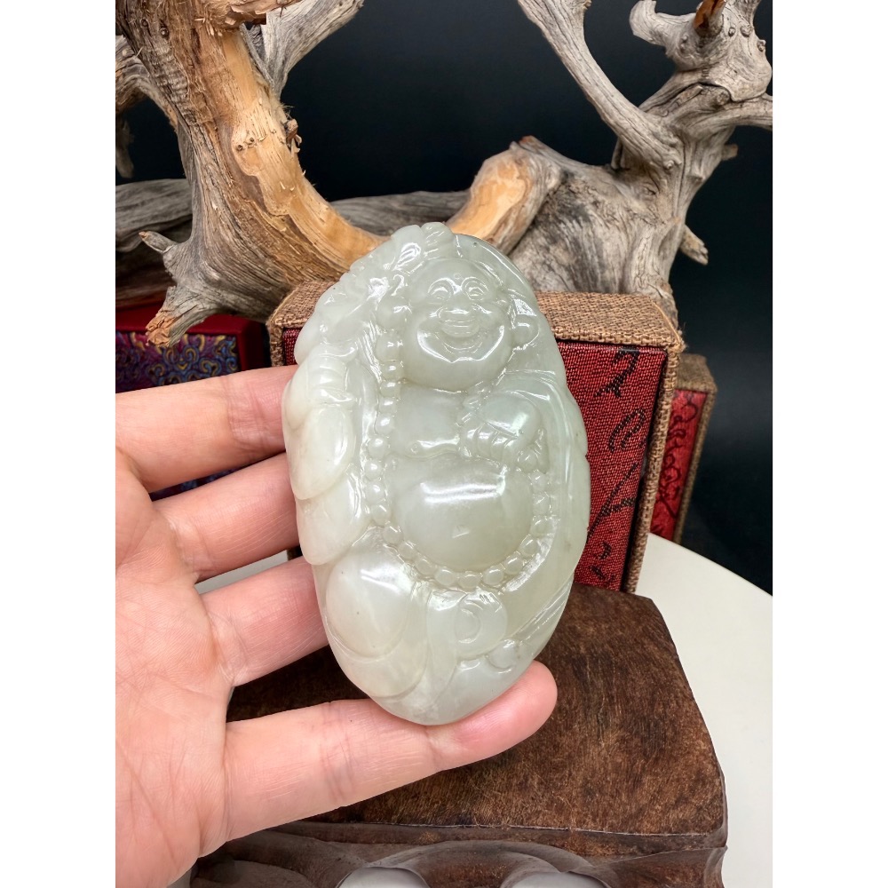 《寶瑠璃玉石水晶》保真天然和田玉煙紫料，手工雕刻「財福圓滿」歡喜彌勒擺件、手把件(附檢驗證書及梅花底座)-細節圖7
