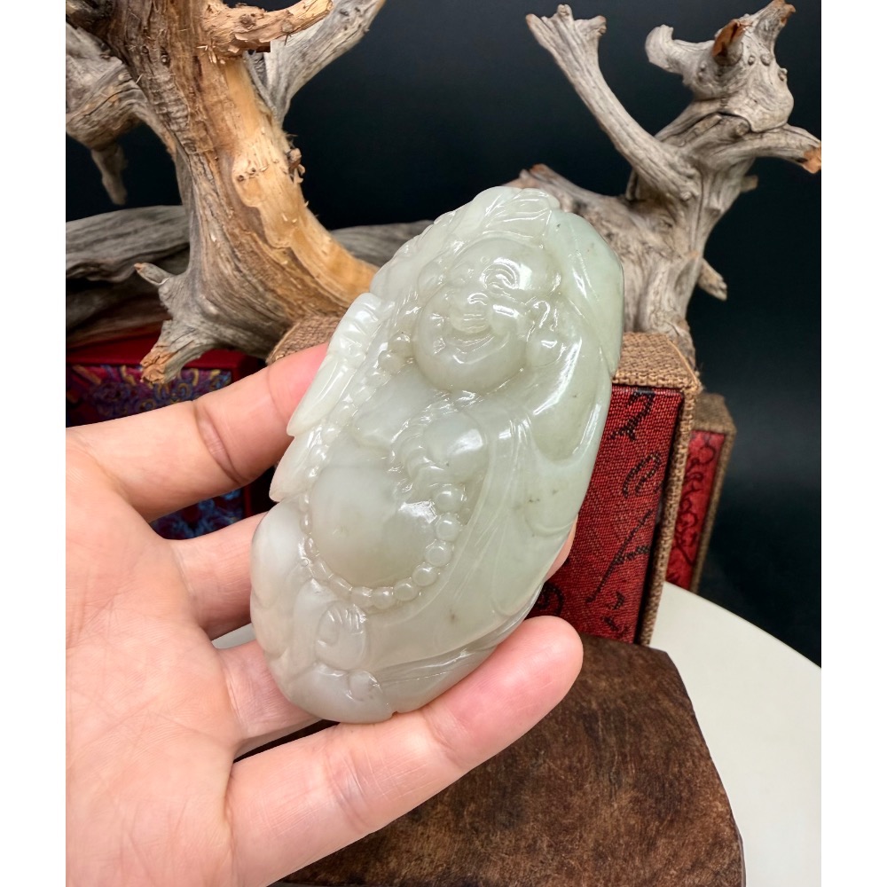 《寶瑠璃玉石水晶》保真天然和田玉煙紫料，手工雕刻「財福圓滿」歡喜彌勒擺件、手把件(附檢驗證書及梅花底座)-細節圖8