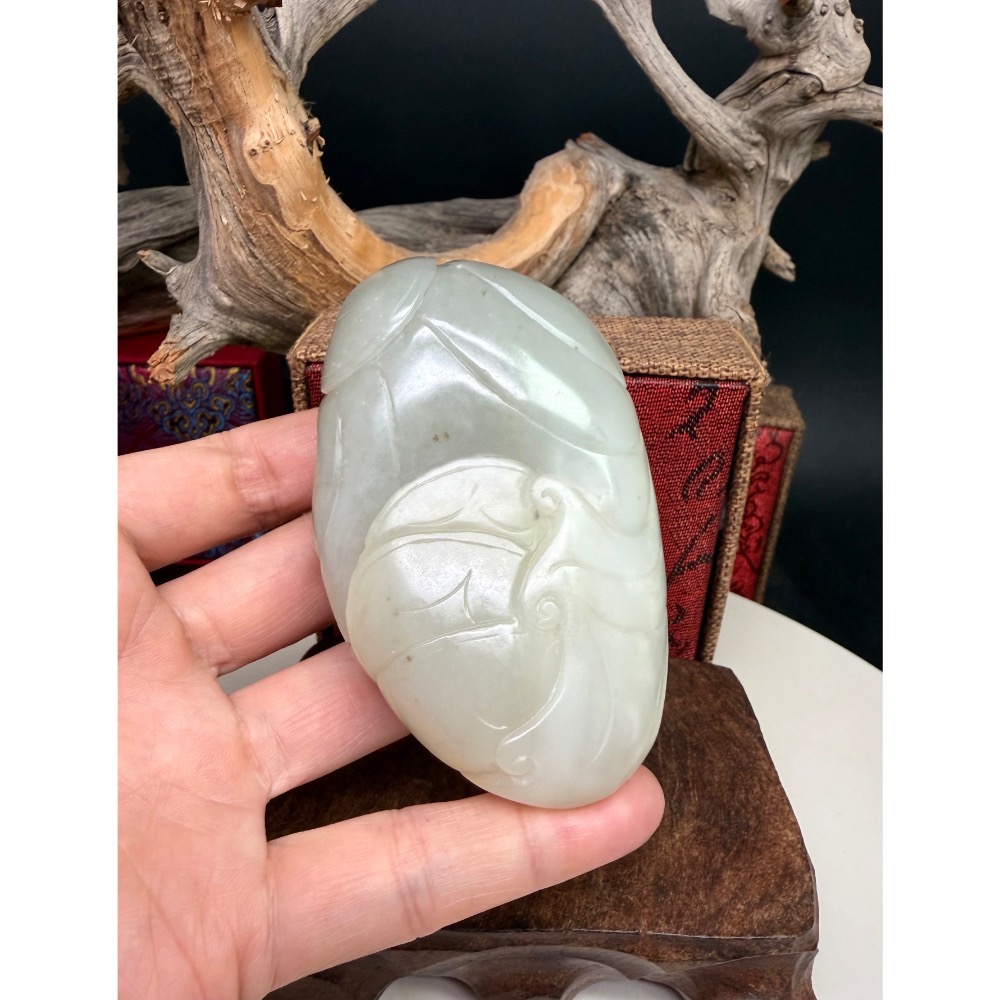 《寶瑠璃玉石水晶》保真天然和田玉煙紫料，手工雕刻「財福圓滿」歡喜彌勒擺件、手把件(附檢驗證書及梅花底座)-細節圖9