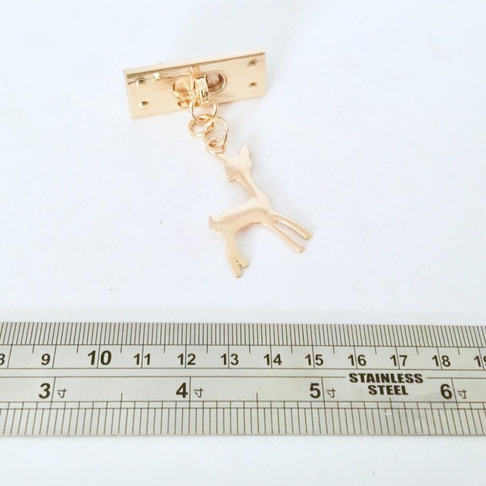 淺金色高質感小鹿裝飾扣~蝴蝶結包包配件 合金 金屬扣 手工藝材料 DIY 手作金屬配件 標牌 吊飾-細節圖2