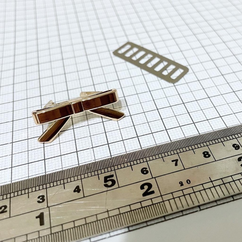 淺金色高質感小鹿裝飾扣~蝴蝶結包包配件 合金 金屬扣 手工藝材料 DIY 手作金屬配件 標牌 吊飾-細節圖5