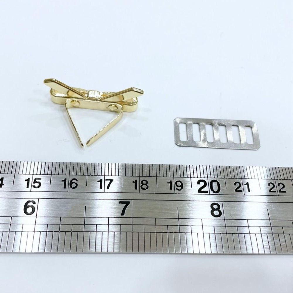 淺金色高質感小鹿裝飾扣~蝴蝶結包包配件 合金 金屬扣 手工藝材料 DIY 手作金屬配件 標牌 吊飾-細節圖7