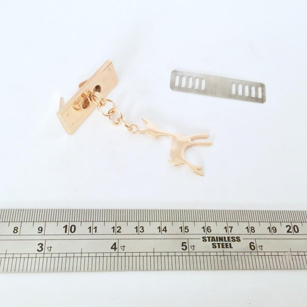 淺金色高質感小鹿裝飾扣~蝴蝶結包包配件 合金 金屬扣 手工藝材料 DIY 手作金屬配件 標牌 吊飾-細節圖8