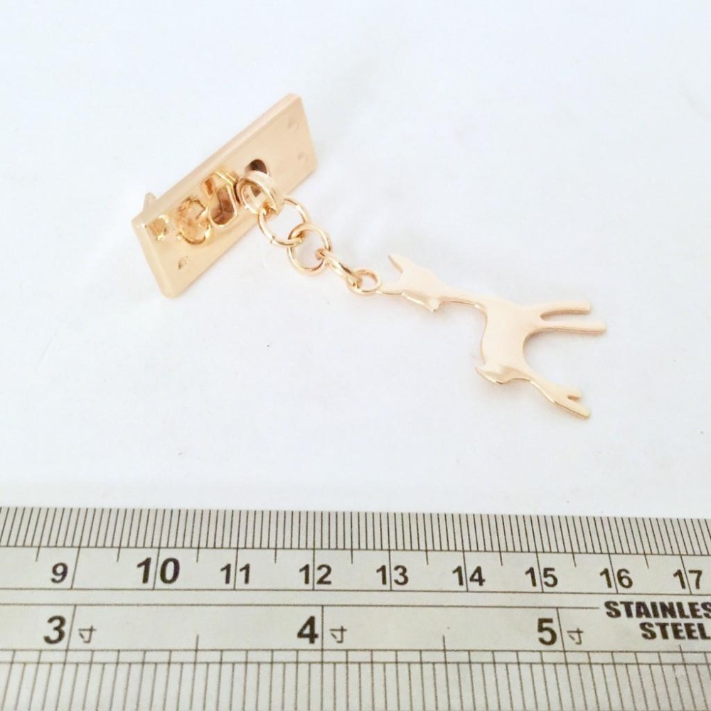 淺金色高質感小鹿裝飾扣~蝴蝶結包包配件 合金 金屬扣 手工藝材料 DIY 手作金屬配件 標牌 吊飾-細節圖9