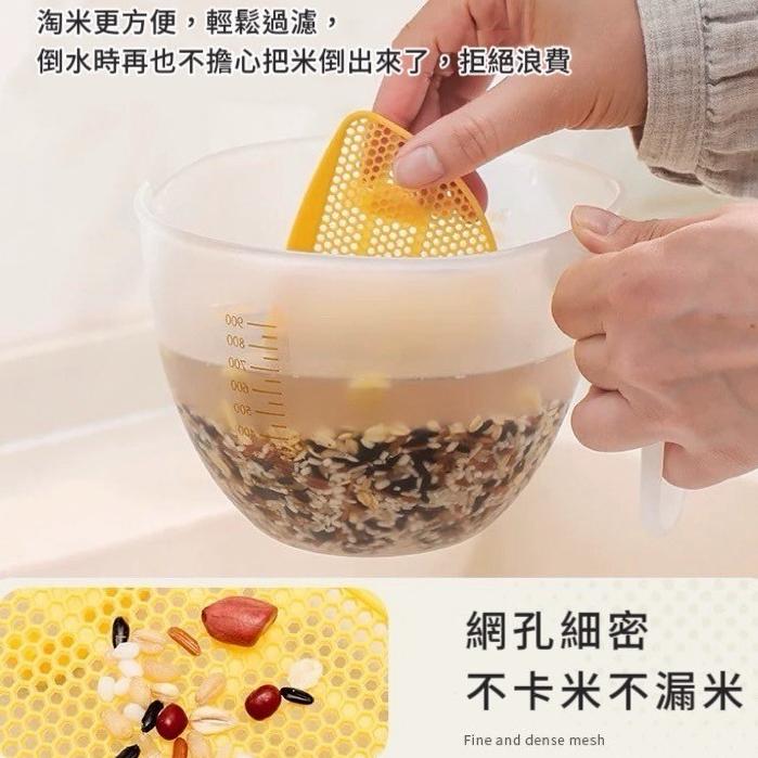 【台灣現貨火速寄出】廚房過濾量杯 食品級附刻度 透明刻度 蛋液 塑膠 烘焙打蛋杯 雞蛋帶過濾網 淘米碗-細節圖4