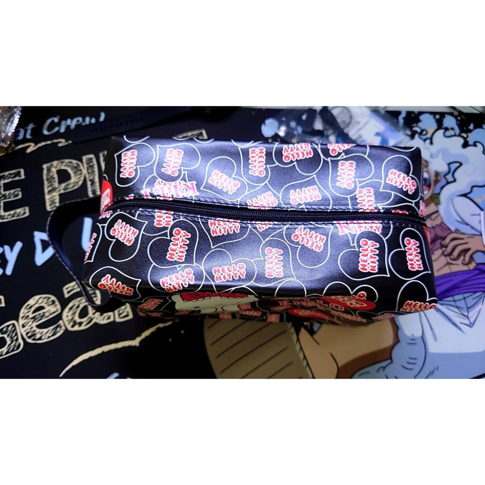 【全新現貨】三麗鷗 Hello Kitty 筆袋 鉛筆盒 化妝包 收納包 皮質 旅行大容量收納包 旅行隨身袋-細節圖2