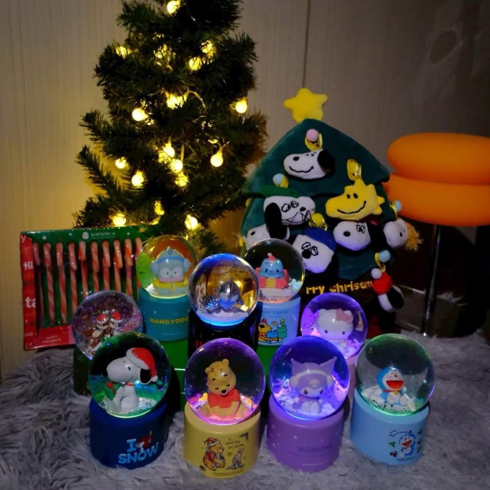7-11 2025聖誕水晶球 8cm七彩夜燈水晶球 咖波 史努比 酷洛米 人魚漢頓  kitt  奇奇蒂蒂 哆啦A夢-細節圖5