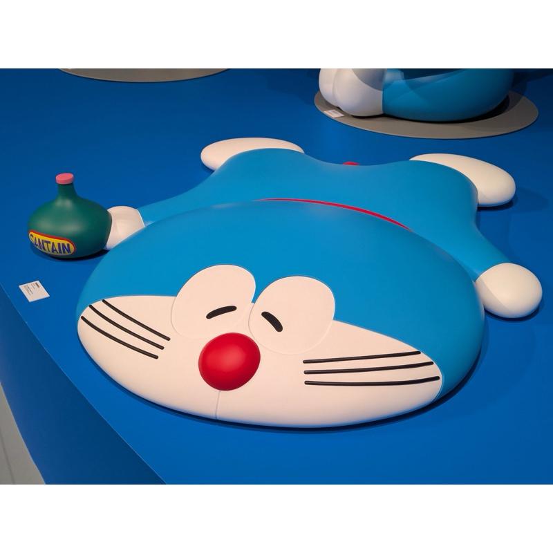 花點甜-現貨 正版DORAEMON & FRIENDS 巡迴特展-壓扁液體哆啦A夢造型地墊-細節圖5