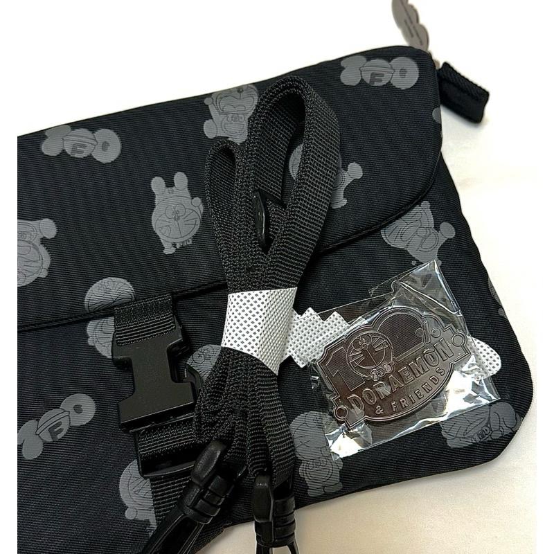 花甜-現貨100% 哆啦A夢&FRIENDS 特展 - 哆啦A夢斜背包_黑色-細節圖5