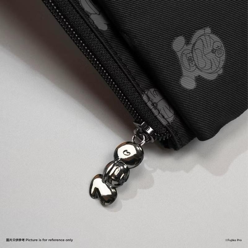 花甜-現貨100% 哆啦A夢&FRIENDS 特展 - 哆啦A夢斜背包_黑色-細節圖6