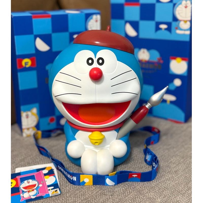 花點甜-現貨 100% DORAEMON & FRIENDS特展限定-哆啦畫家坐姿爆米花桶-細節圖2