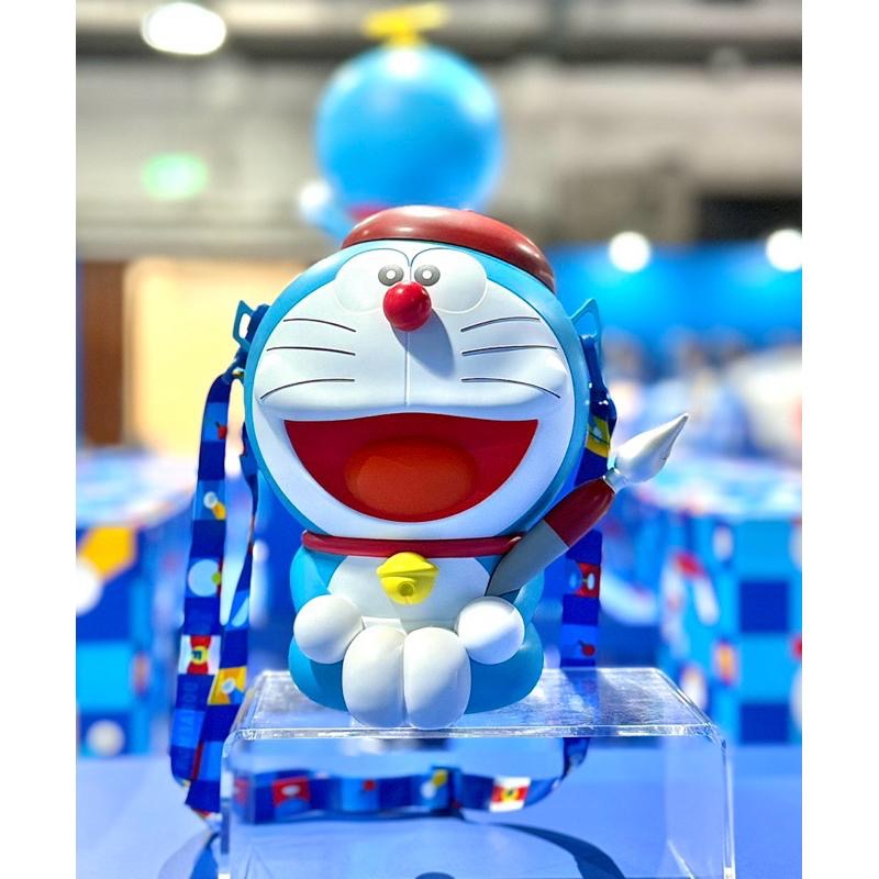 花點甜-現貨 100% DORAEMON & FRIENDS特展限定-哆啦畫家坐姿爆米花桶-細節圖3