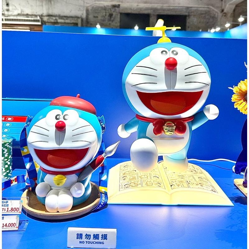 花點甜-現貨 100% DORAEMON & FRIENDS特展限定-哆啦畫家坐姿爆米花桶-細節圖4
