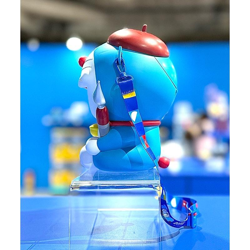 花點甜-現貨 100% DORAEMON & FRIENDS特展限定-哆啦畫家坐姿爆米花桶-細節圖5