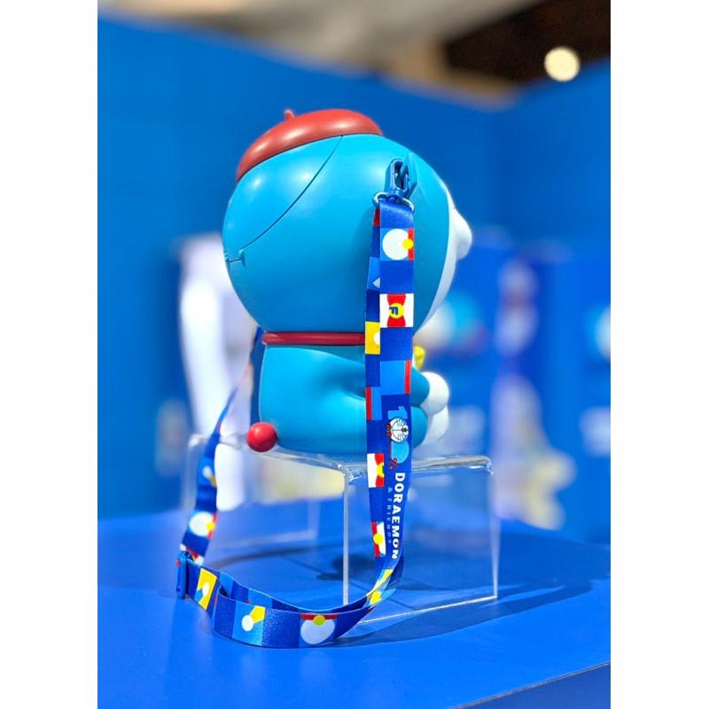 花點甜-現貨 100% DORAEMON & FRIENDS特展限定-哆啦畫家坐姿爆米花桶-細節圖7