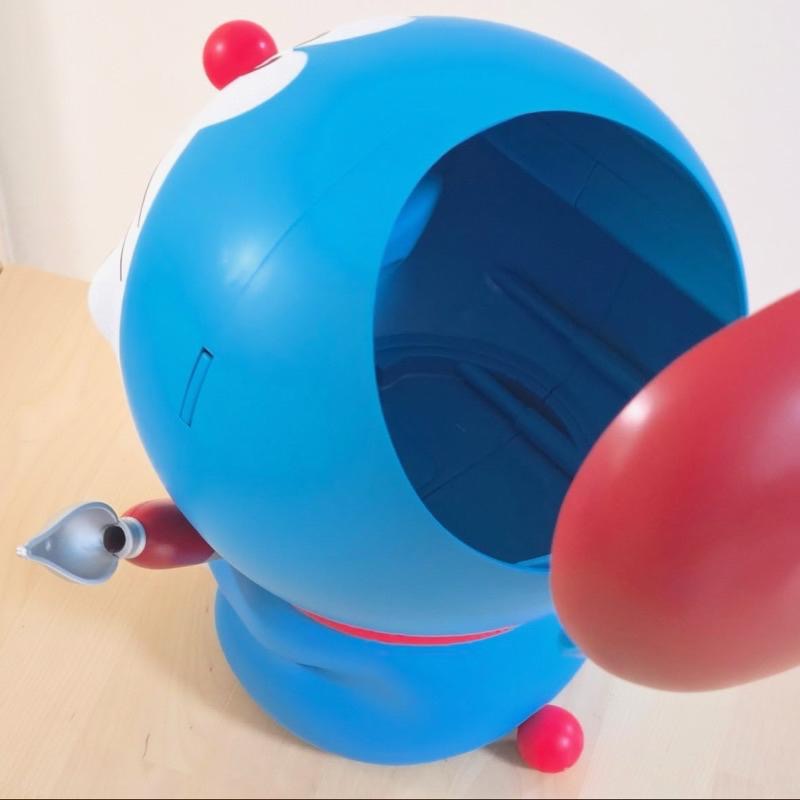 花點甜-現貨 100% DORAEMON & FRIENDS特展限定-哆啦畫家坐姿爆米花桶-細節圖8
