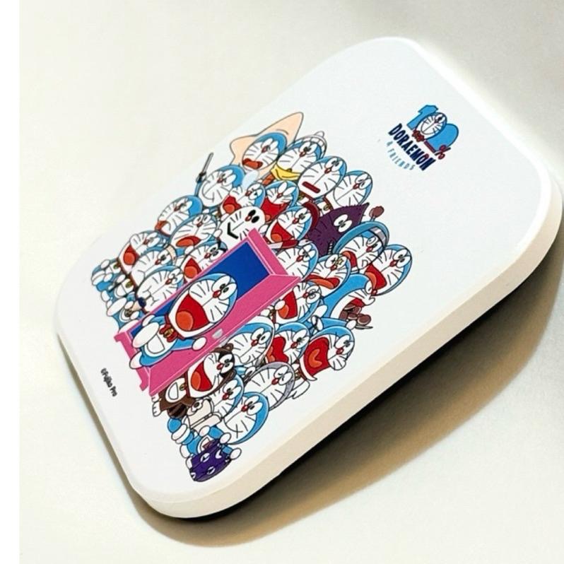 花點甜-現貨100%哆啦A夢巡迴特展- 藍色棋盤 滿滿哆啦方型陶瓷杯墊/餐廚用品/擺飾-細節圖2