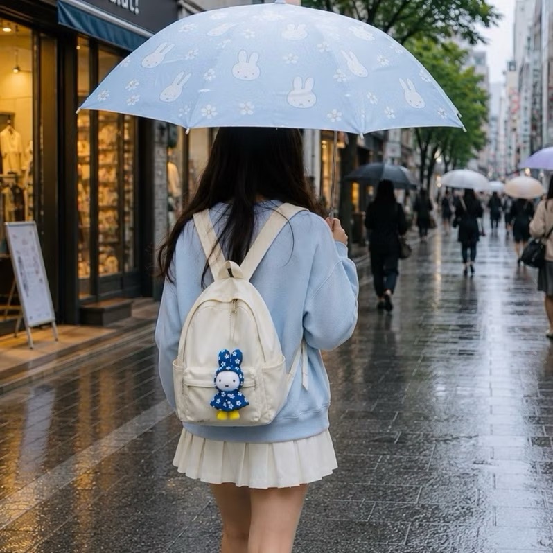 花點甜-(限量現貨)日本正版Miffy米飛 小花雨衣米飛娃娃吊飾 鑰匙圈/包包掛飾/藍色/粉色/奶茶色/禮物/收藏/擺飾-細節圖6
