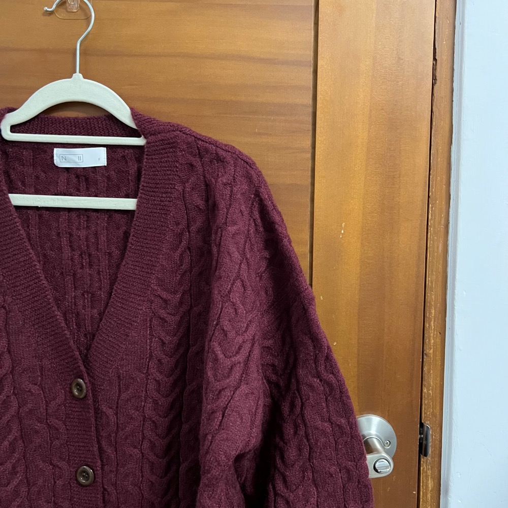 二手極新謝綺綺NO11酒紅針織麻花外套-細節圖4