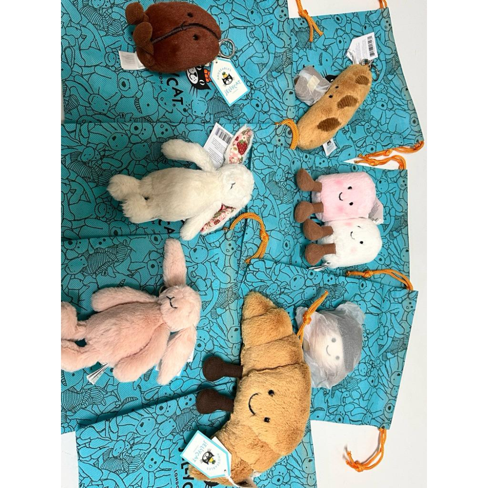現貨 保證正版 歐洲代購 有購證 防塵袋 Jellycat 可頌 兔兔 咖啡豆 法棍 開心果 吊飾 娃娃 歐洲 加拿大-細節圖7