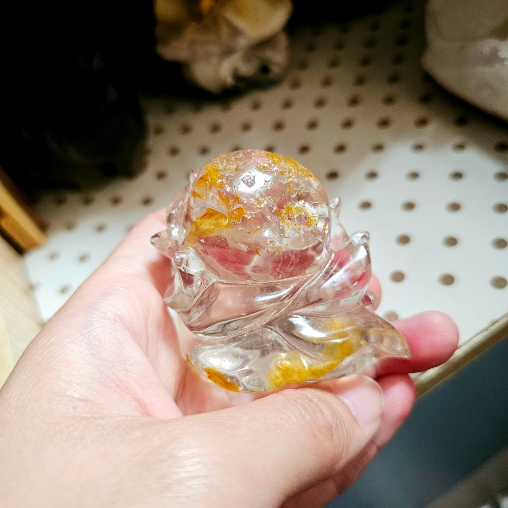 〔嗡嗡水晶礦寶小舖〕白水晶帶黃膠花九尾狐-細節圖6