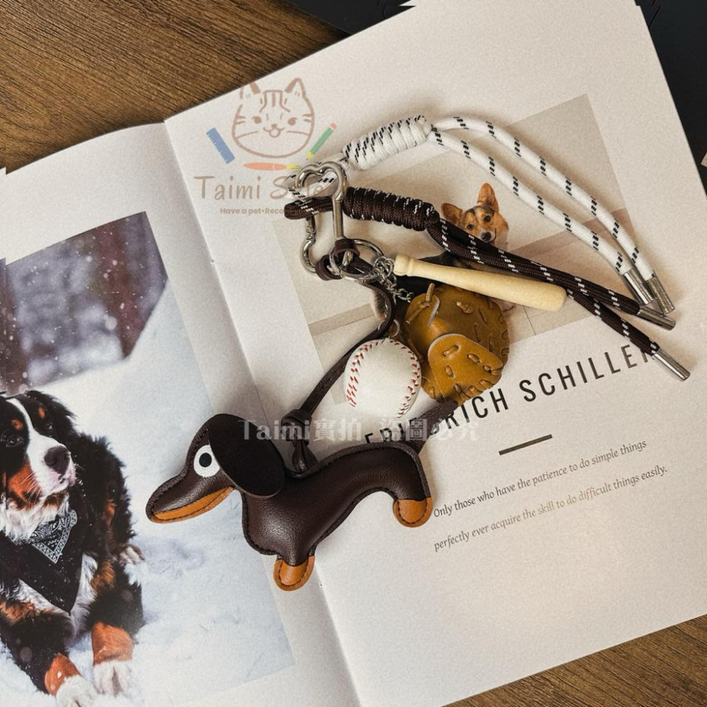 現貨隔日到✨皮質臘腸狗吊飾 ins風格吊飾 miu風臘腸狗 棒球吊飾 臘腸狗鑰匙圈吊飾-細節圖3