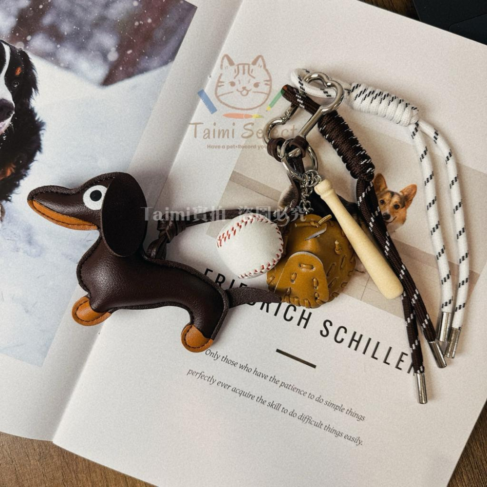 現貨隔日到✨皮質臘腸狗吊飾 ins風格吊飾 miu風臘腸狗 棒球吊飾 臘腸狗鑰匙圈吊飾-細節圖4