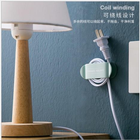 皮老闆3C賣場 簡約居家生活插頭固定器 廚房壁掛電源線收納神器 強力掛勾 免打孔支架插座掛勾 理線器-細節圖2