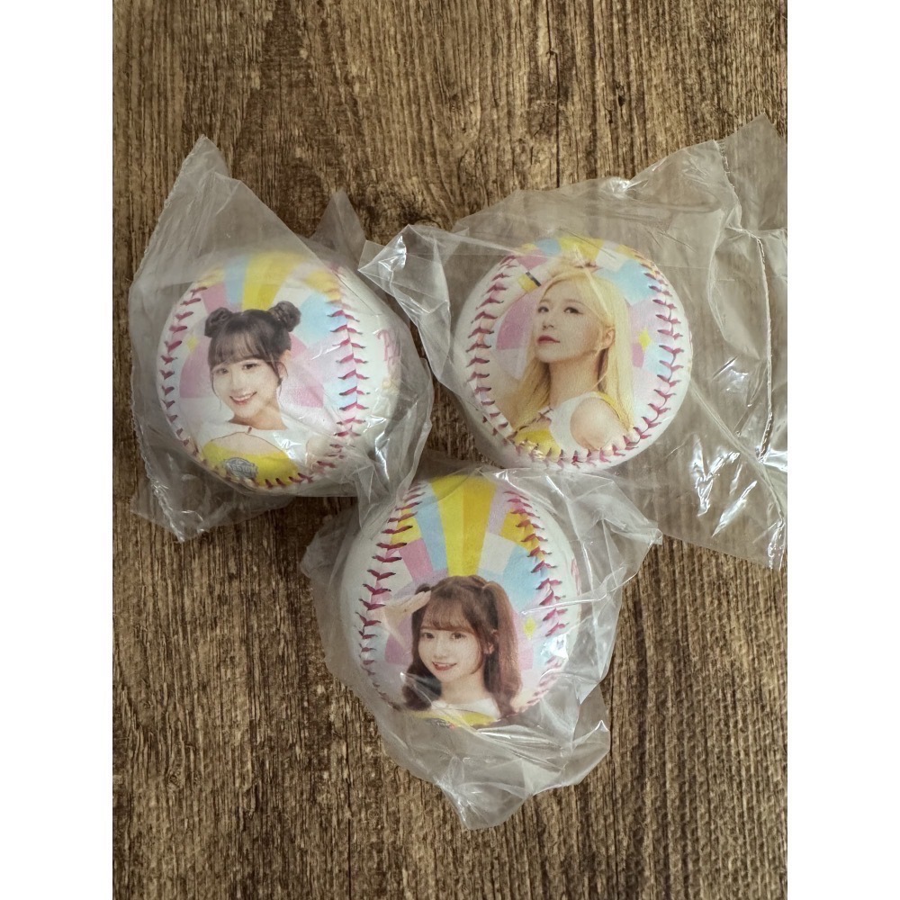 2025 中信兄弟 Passion Sisters 邊荷律 李丹妃 峮峮 小迪 汶汶 凱蒂 金渡兒 肖像球 全新未拆-細節圖2