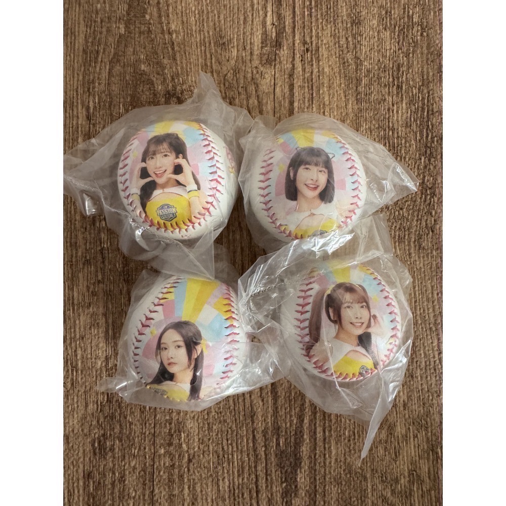 2025 中信兄弟 Passion Sisters 邊荷律 李丹妃 峮峮 小迪 汶汶 凱蒂 金渡兒 肖像球 全新未拆-細節圖3