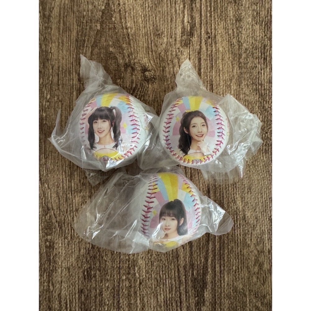 2025 中信兄弟 Passion Sisters 邊荷律 李丹妃 峮峮 小迪 汶汶 凱蒂 金渡兒 肖像球 全新未拆-細節圖4