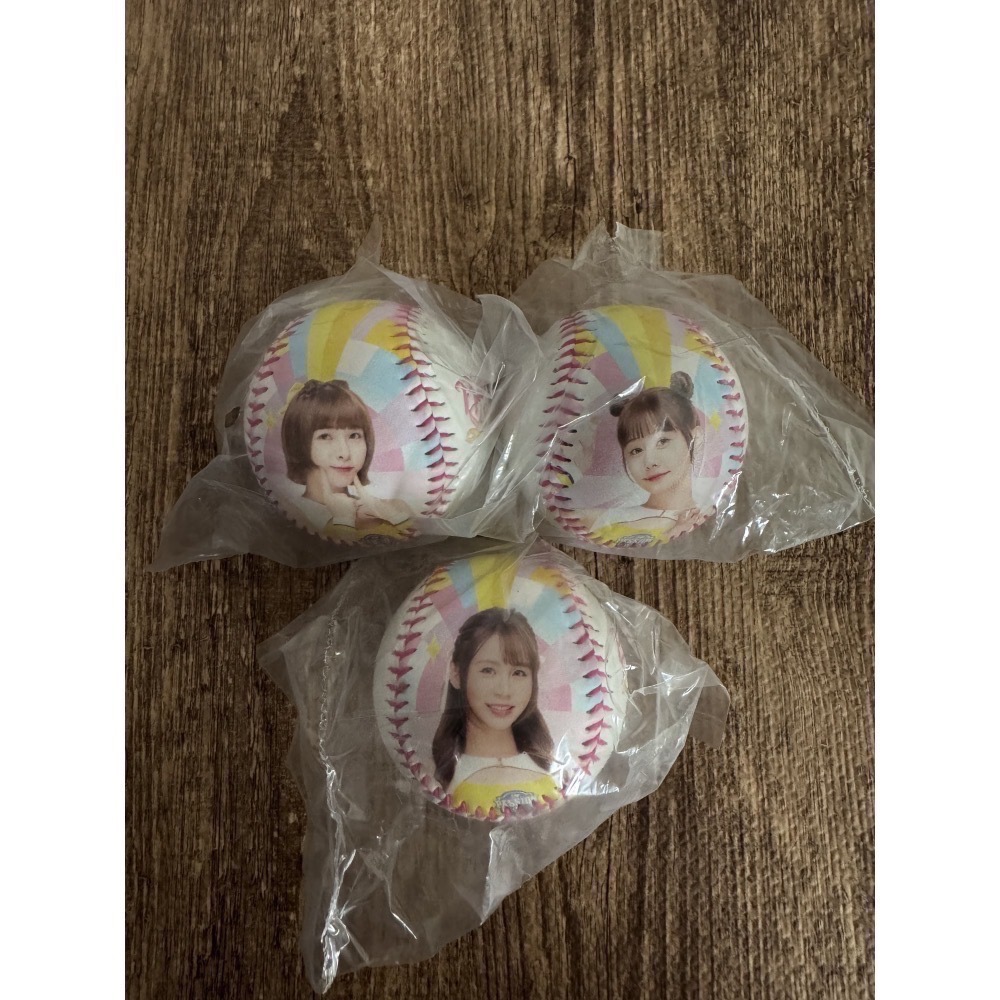 2025 中信兄弟 Passion Sisters 邊荷律 李丹妃 峮峮 小迪 汶汶 凱蒂 金渡兒 肖像球 全新未拆-細節圖5