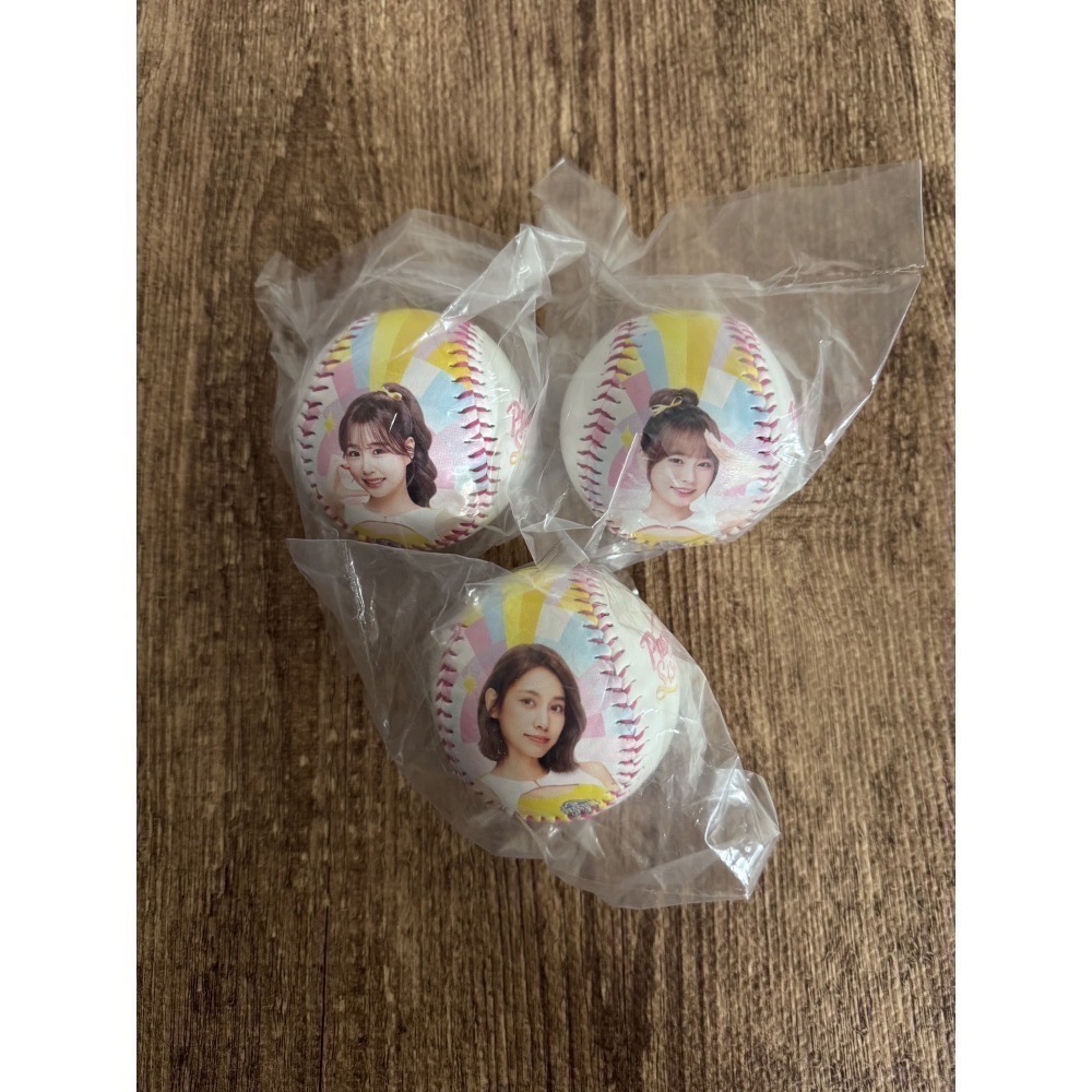 2025 中信兄弟 Passion Sisters 邊荷律 李丹妃 峮峮 小迪 汶汶 凱蒂 金渡兒 肖像球 全新未拆-細節圖6