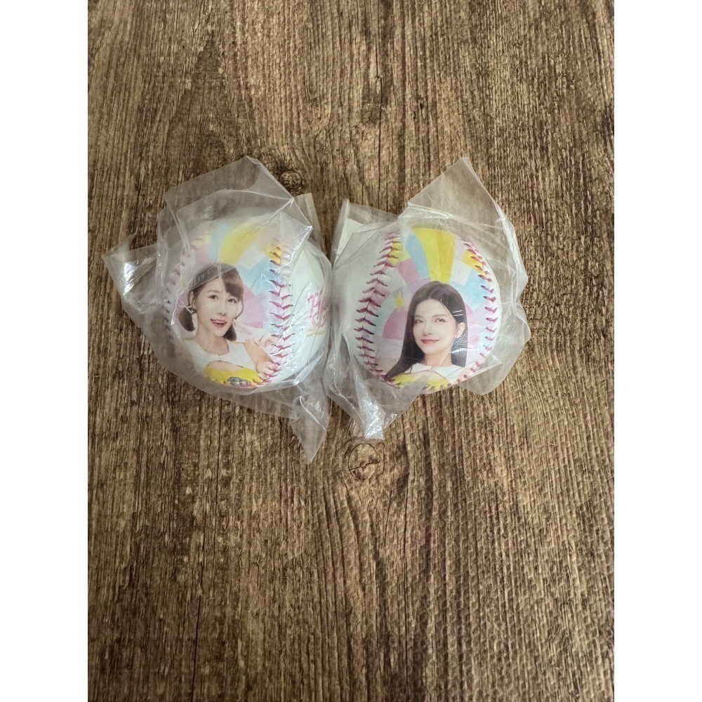 2025 中信兄弟 Passion Sisters 邊荷律 李丹妃 峮峮 小迪 汶汶 凱蒂 金渡兒 肖像球 全新未拆-細節圖7