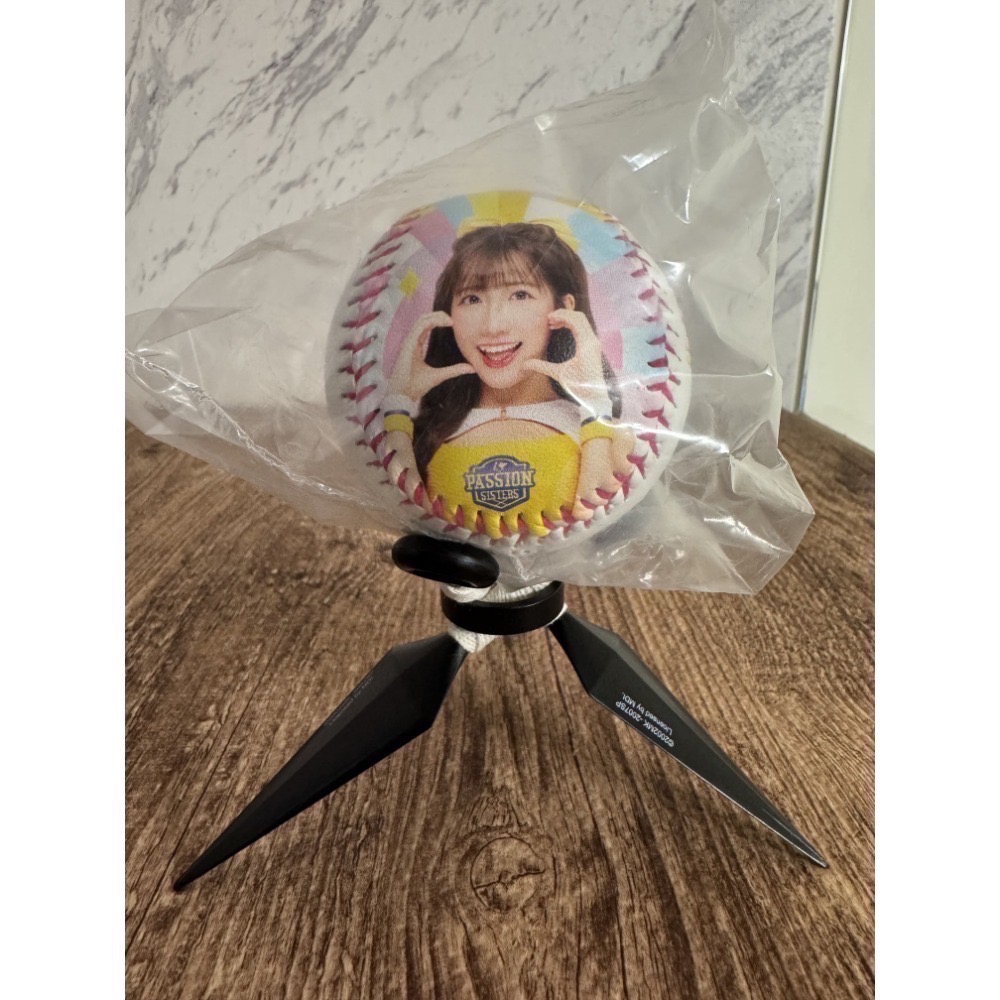 2025 中信兄弟 Passion Sisters 邊荷律 李丹妃 峮峮 小迪 汶汶 凱蒂 金渡兒 肖像球 全新未拆-規格圖7