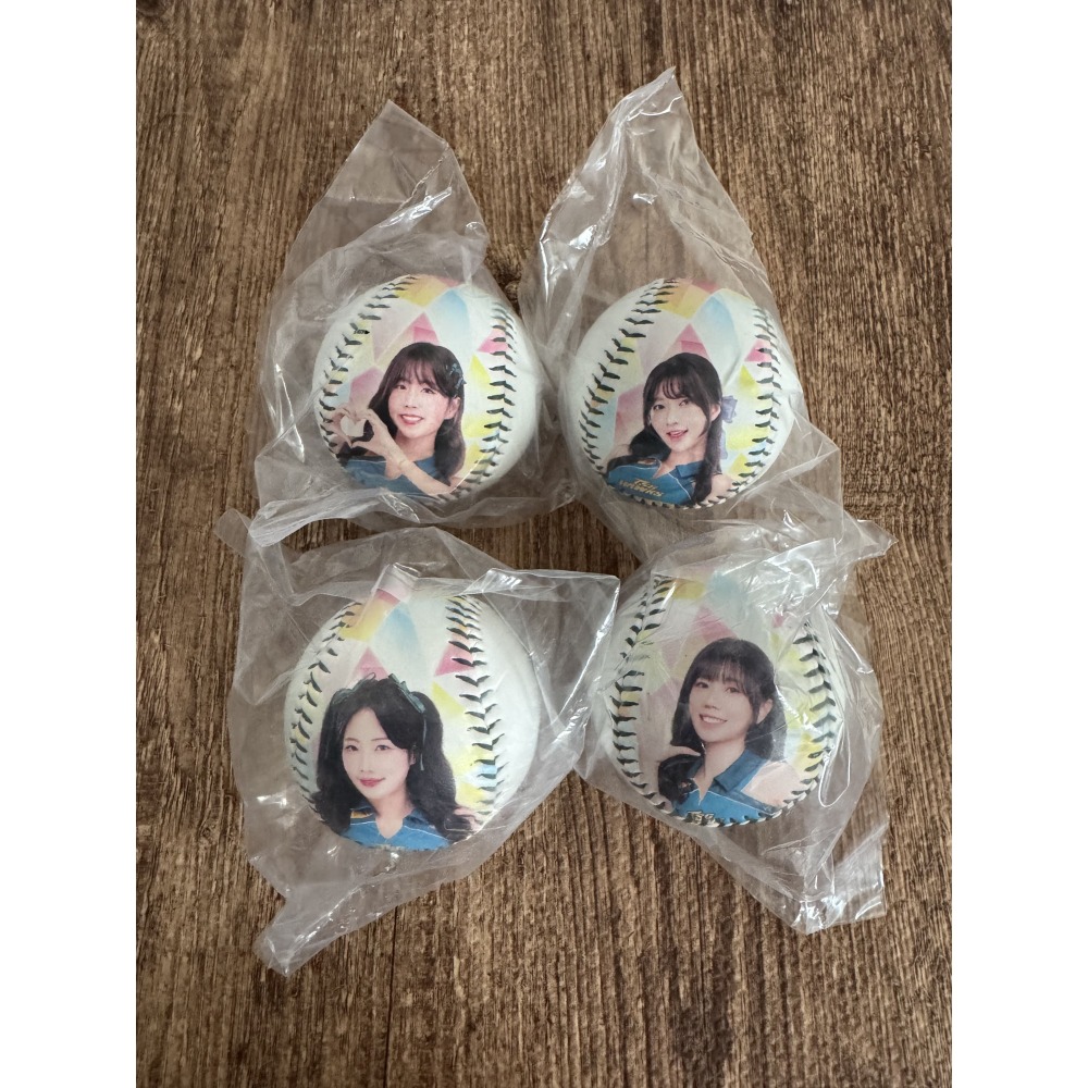 2025 台鋼雄鷹 Wing Stars 安芝儇 朴旻曙 一粒 米亞 毛毛 林浠 梵梵 李樂 艾琳 肖像球 全新未拆-細節圖2